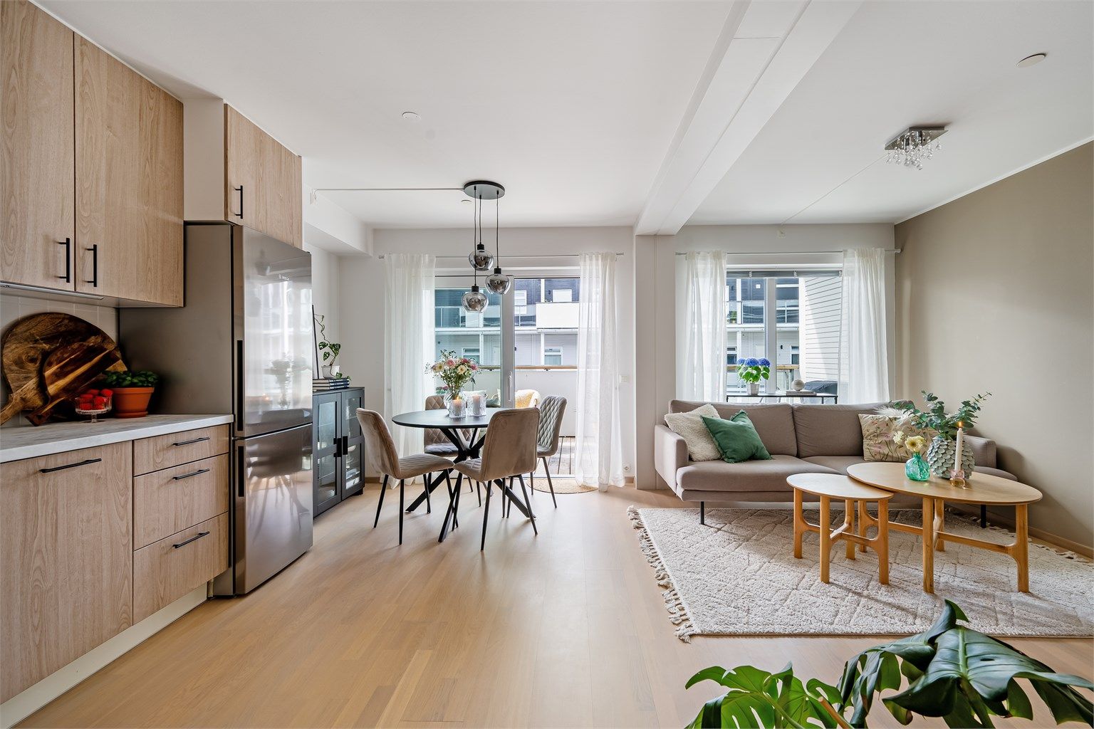 Åpen kjøkken/stue løsning som gir en romslig følelse