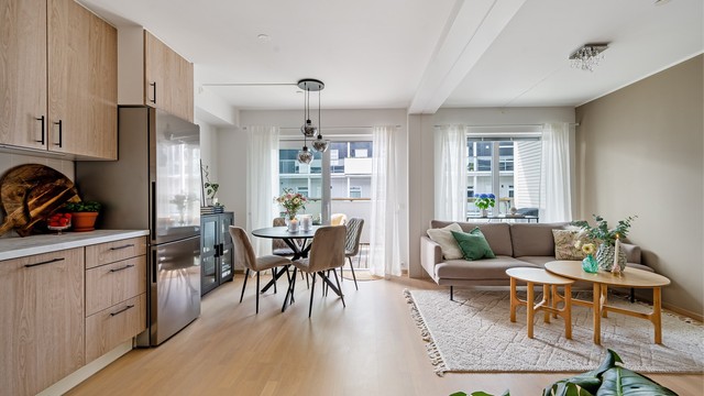 Åpen kjøkken/stue løsning som gir en romslig følelse