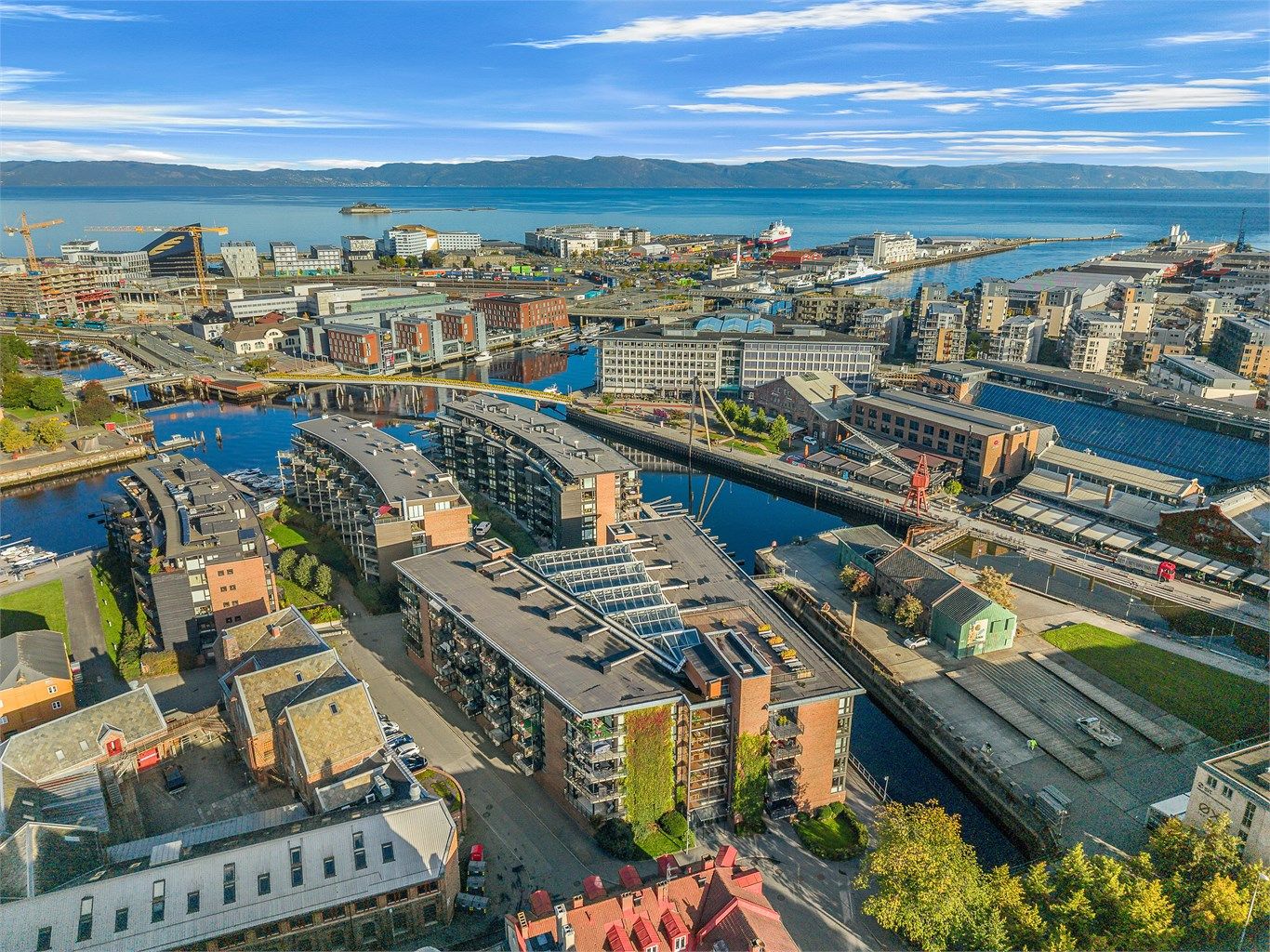 Området kombinerer historisk verftsarkitektur med moderne by- og bryggeliv på Solsiden.