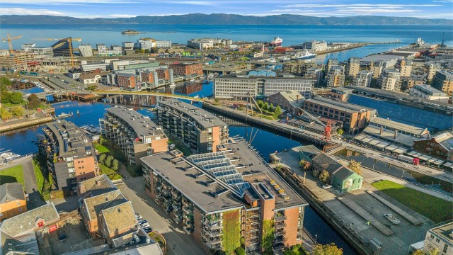 Området kombinerer historisk verftsarkitektur med moderne by- og bryggeliv på Solsiden.