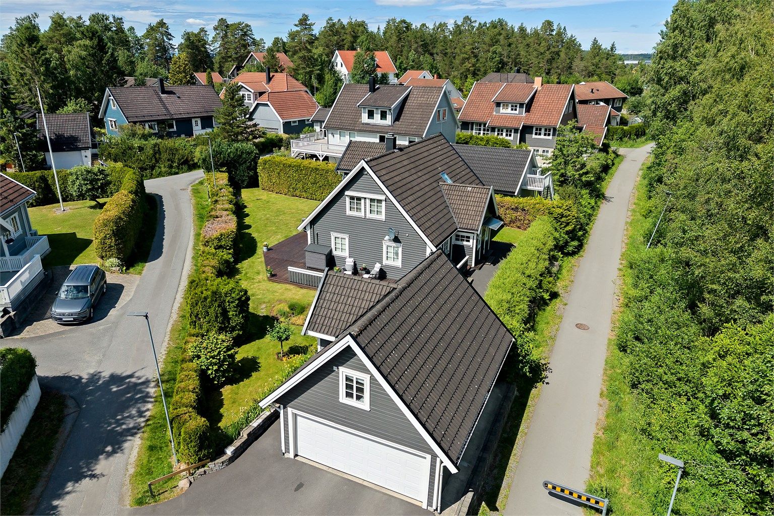 Eiendommen ligger i et rolig og etablert boligområde på Bøleråsen.