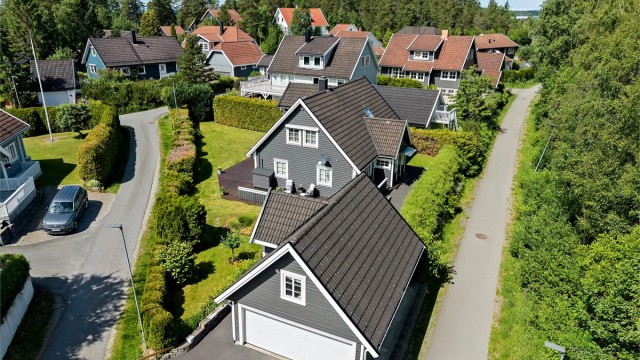 Eiendommen ligger i et rolig og etablert boligområde på Bøleråsen.