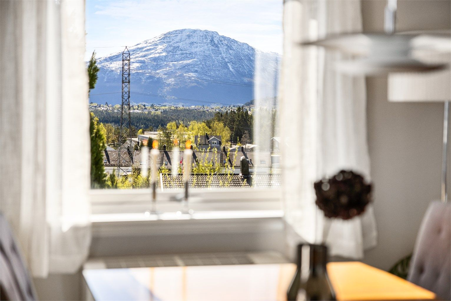 Også fra spiseplassen kan man nyte den flotte utsikten over nærområdet