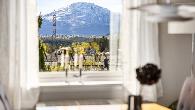 Også fra spiseplassen kan man nyte den flotte utsikten over nærområdet