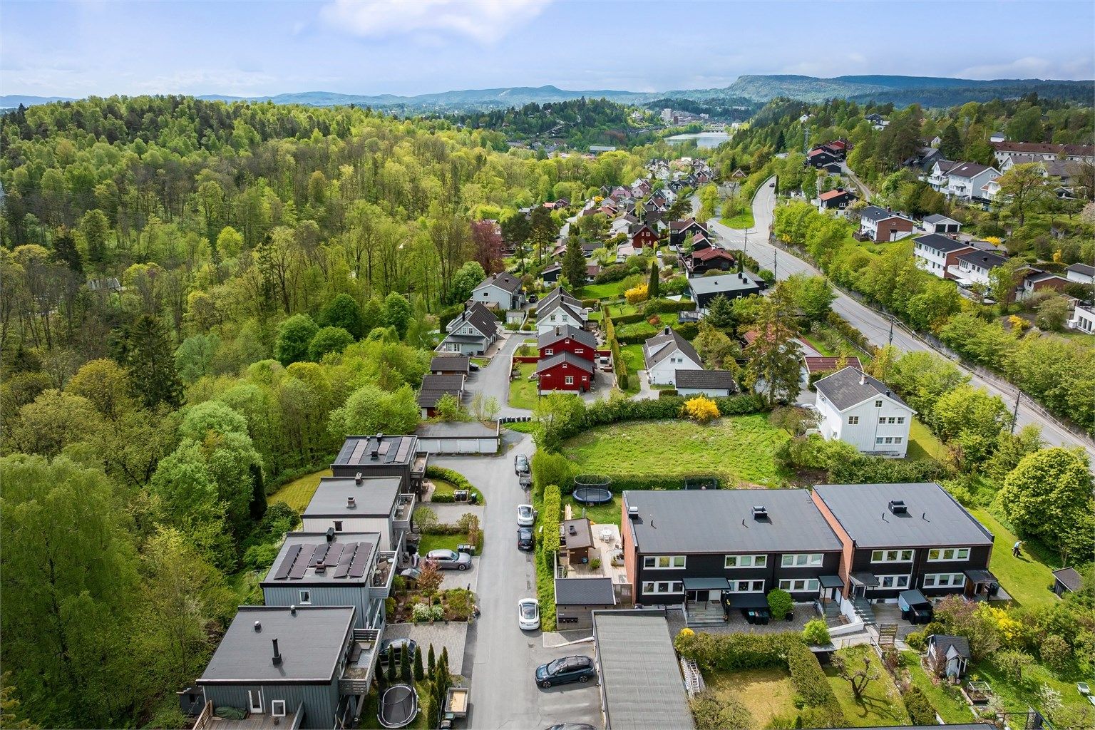 Området har sin egen nærbutikk, Coop Prix, som også er søndagsåpen. Nærmeste større handelssentrum er Sandvika og Bekkestua med et bredt utvalg av forretninger og servicetilbud