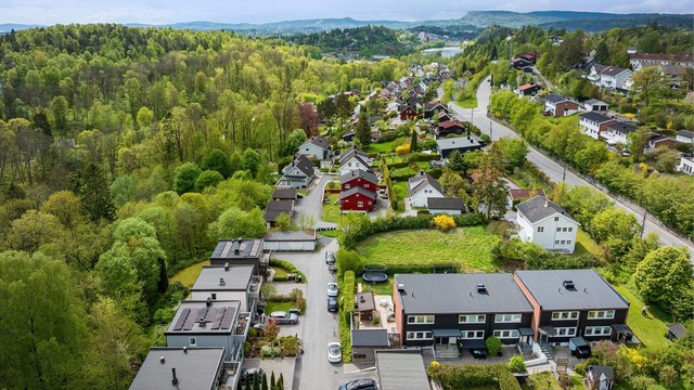 Området har sin egen nærbutikk, Coop Prix, som også er søndagsåpen. Nærmeste større handelssentrum er Sandvika og Bekkestua med et bredt utvalg av forretninger og servicetilbud