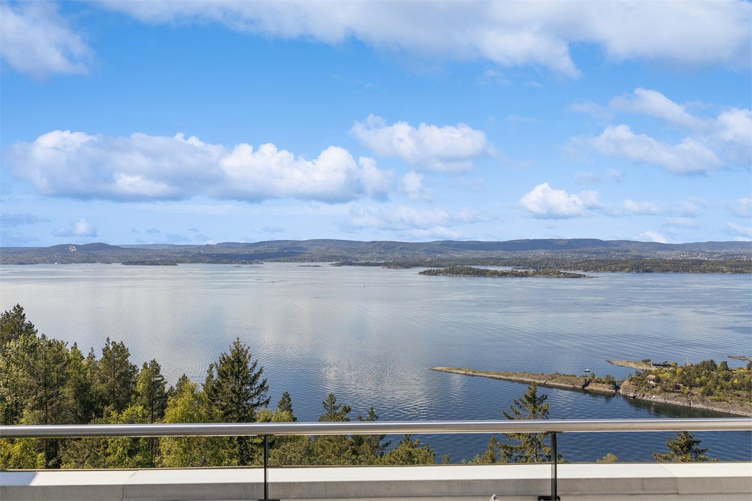 Vestvendt balkong på 13 kvm med fantastisk fjordutsikt. 