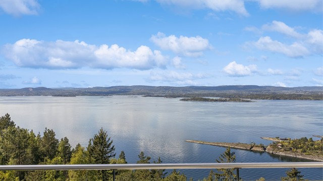 Vestvendt balkong på 13 kvm med fantastisk fjordutsikt.