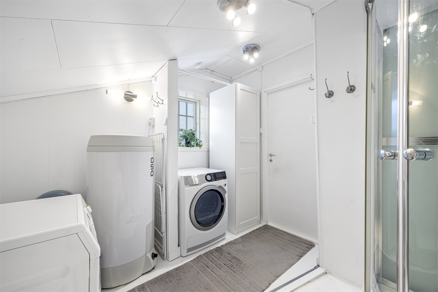 Bad 1 etg. er utstyrt med dusj, servant, toalett og opplegg til vaskemaskin. 