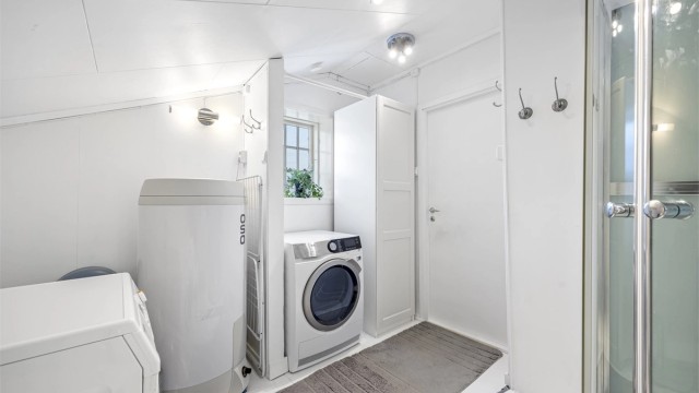 Bad 1 etg. er utstyrt med dusj, servant, toalett og opplegg til vaskemaskin.