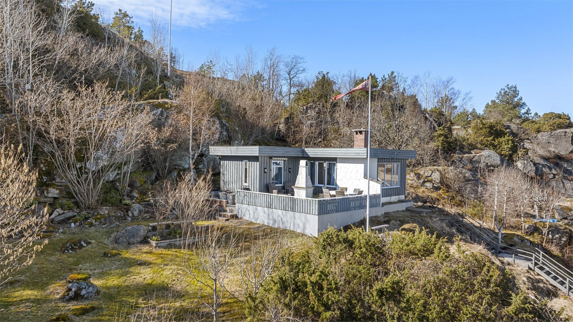 Høyt og frittliggende eiertomt på hele 1 886 kvm med en spektakulær utsikt over vakre Lahellefjorden. 