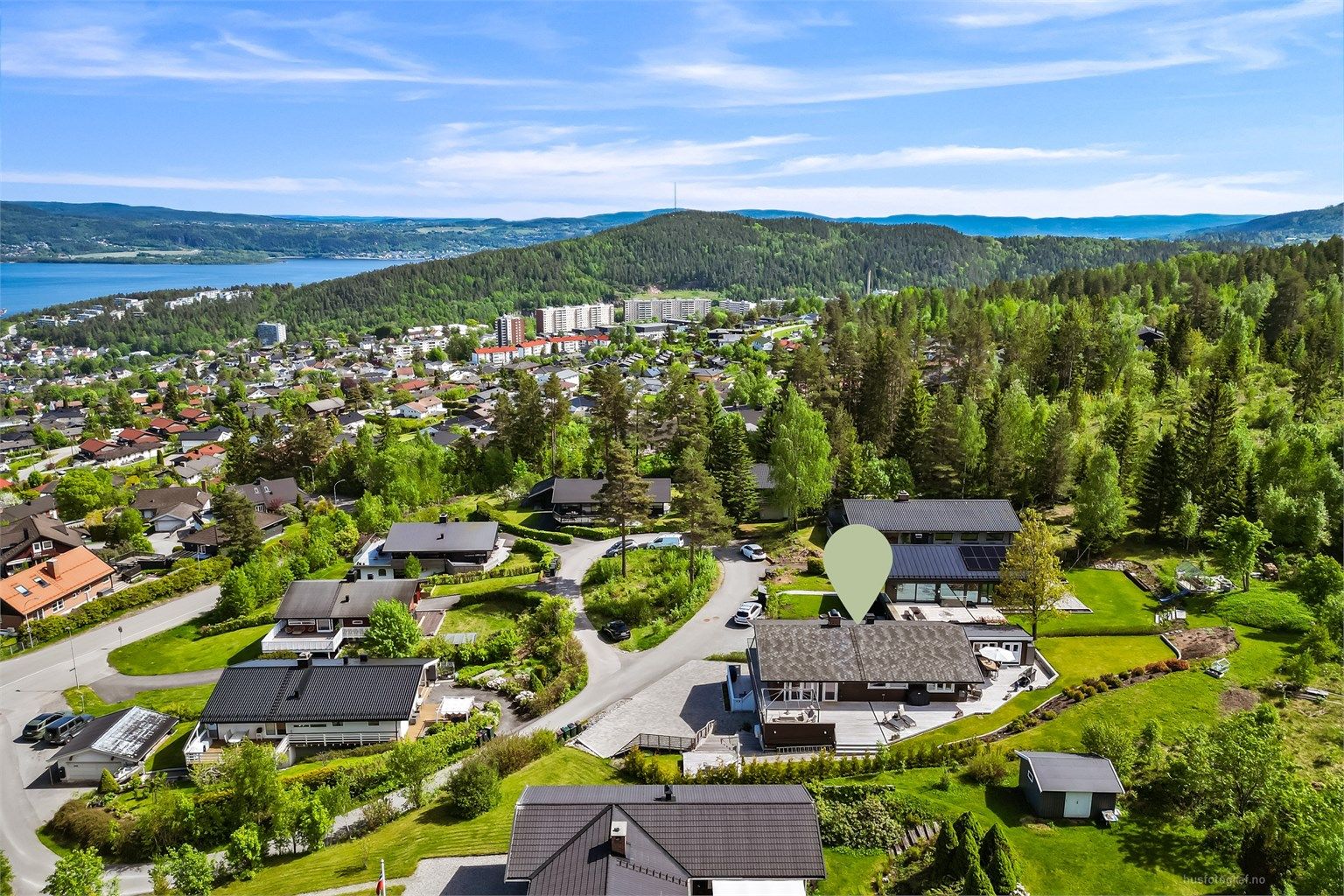 Eiendommen ligger i et etablert og rolig boligområde på Austad skog.