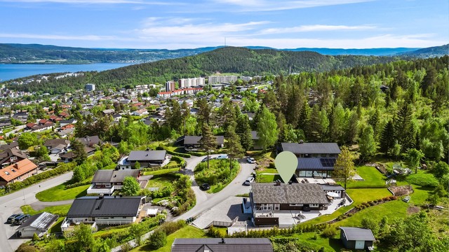 Eiendommen ligger i et etablert og rolig boligområde på Austad skog.