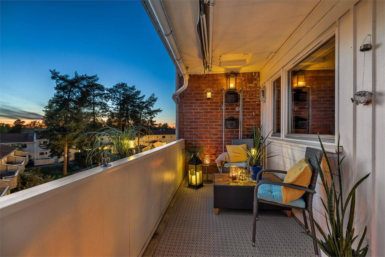 Koselig på balkongen - her kan du sitte og nyte utsynet, og drømme deg vekk fra livets slit og mas!