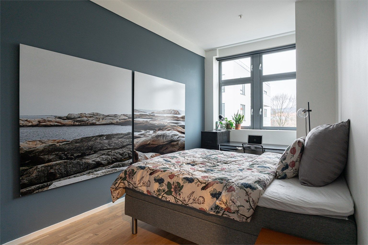 Leilighetens hovedsoverom er stort og har god plass til dobbeltseng med tilhørende møblement.