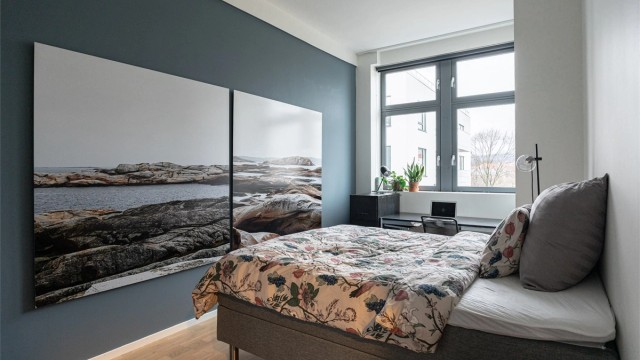 Leilighetens hovedsoverom er stort og har god plass til dobbeltseng med tilhørende møblement.