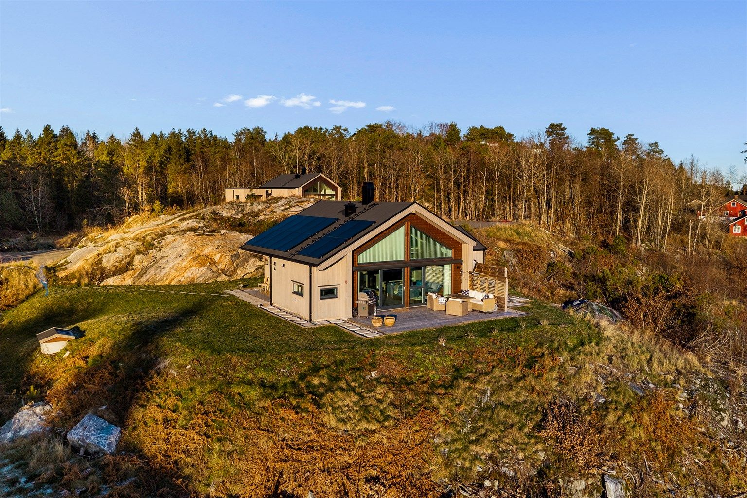 UTADVENDT: Arkitekturen åpner opp hytta mot skjærgården.