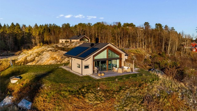 UTADVENDT: Arkitekturen åpner opp hytta mot skjærgården.