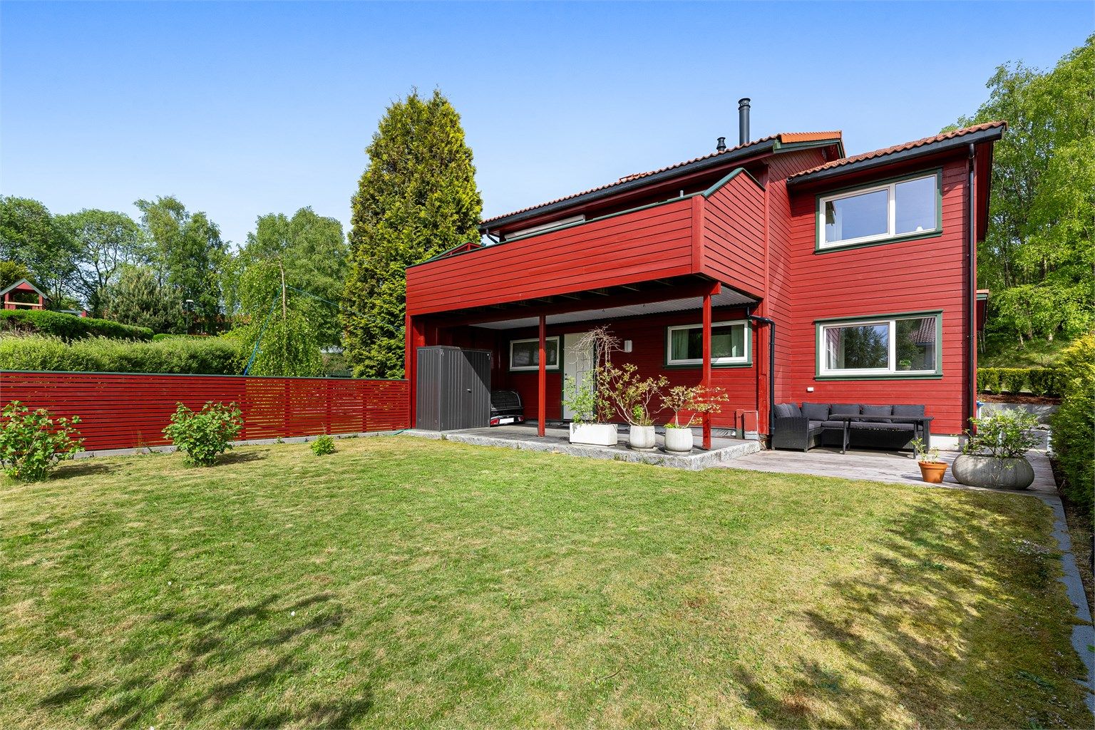 Velkommen til Ulsbergbakken 22 - en innholdsrik familiebolig med herlige uteareal vendt mot vest. 