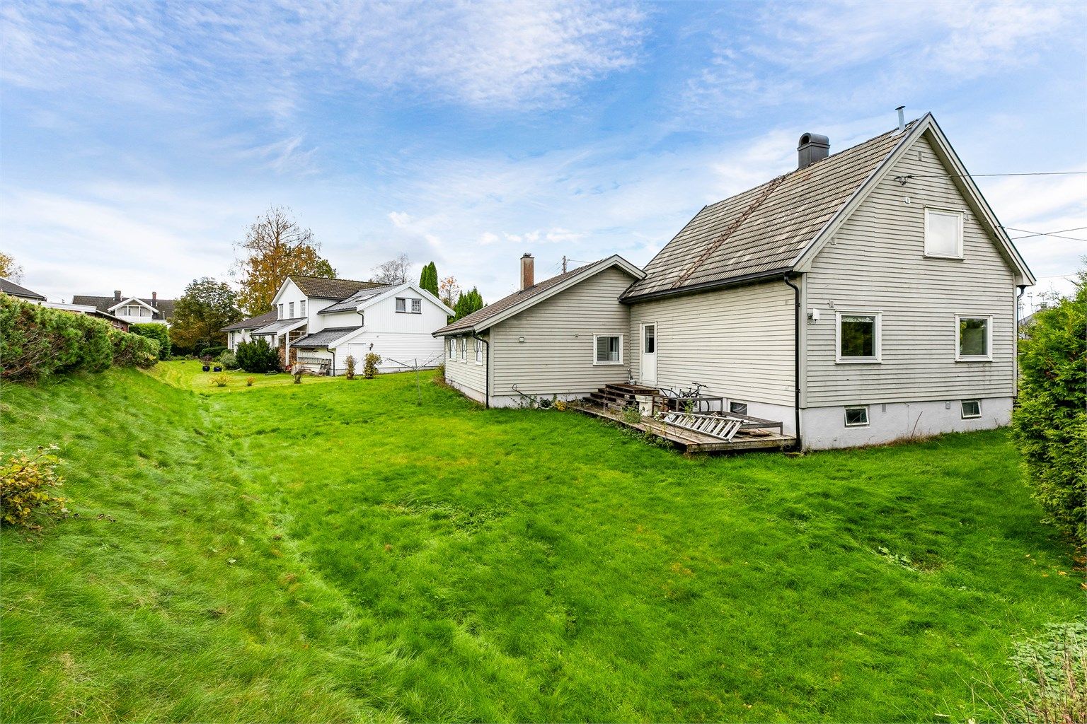 Eiendommen består av to bruksnumre på til sammen 748 kvm. og er sentralt beliggende på Sole i Vestby, i gangavstand fra sentrum og togstasjonen.