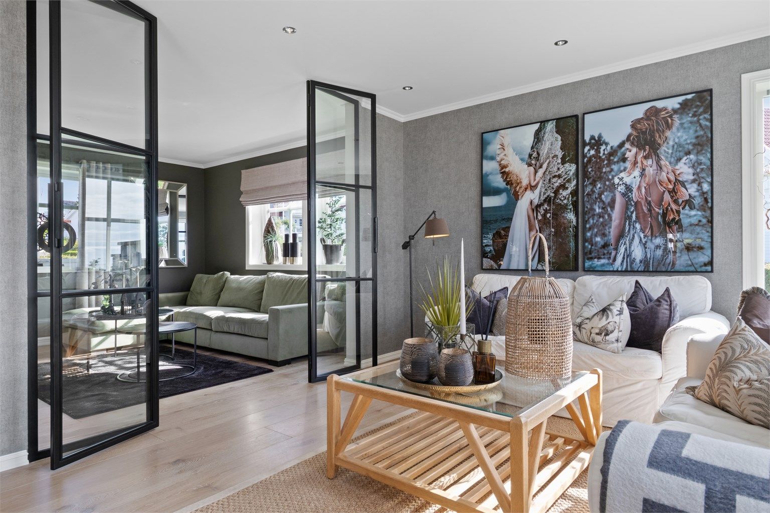 Glassdøren har et moderne design med sort innramming, og stuen innenfor er en koselig tv-stue der man enkelt trekker seg tilbake forlitt egentid med en god bok eller film.