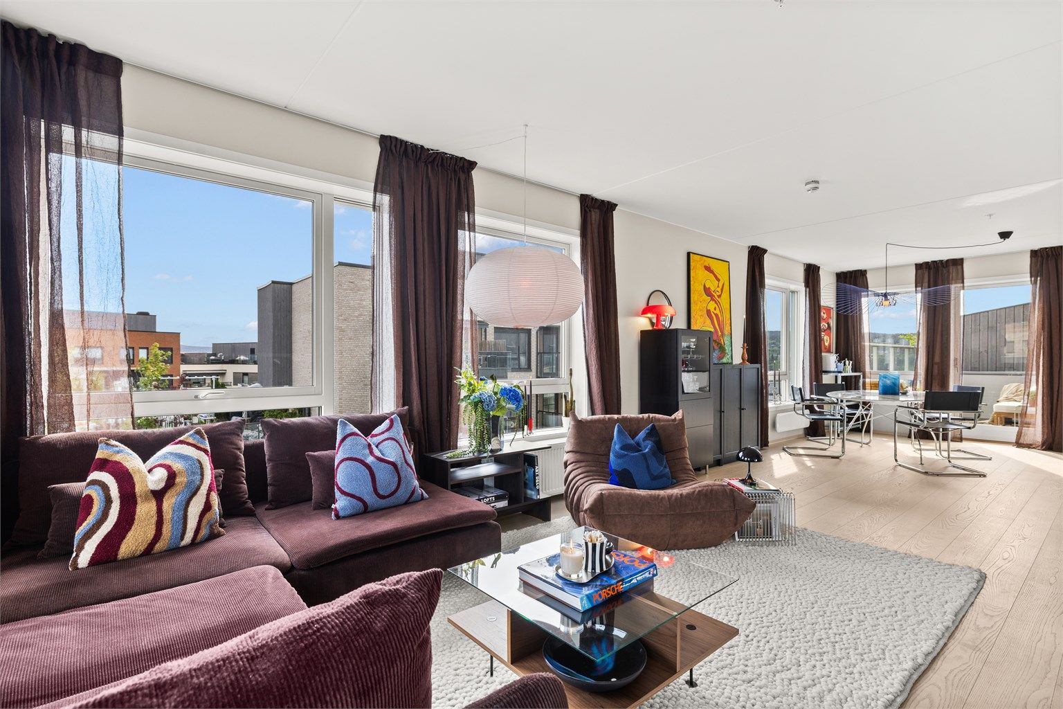 En lys og moderne toppleilighet fra 2022 med både takterrasse og balkong! 