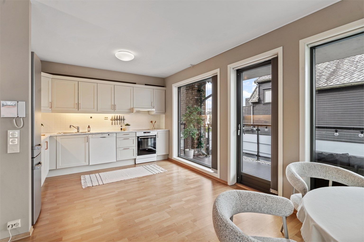 De store vindusflatene i stue- og kjøkkensonen gir gode lysforhold.