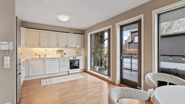 De store vindusflatene i stue- og kjøkkensonen gir gode lysforhold.