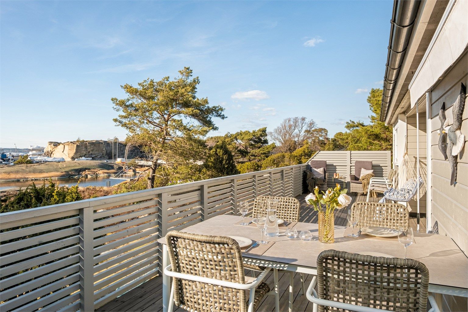 Sommerstid er kveldssolen på terrassen nærmest frem til den går ned i nord-vest. Med strandlinjen like nedenfor er du nærmest garantert duften av saltvann.