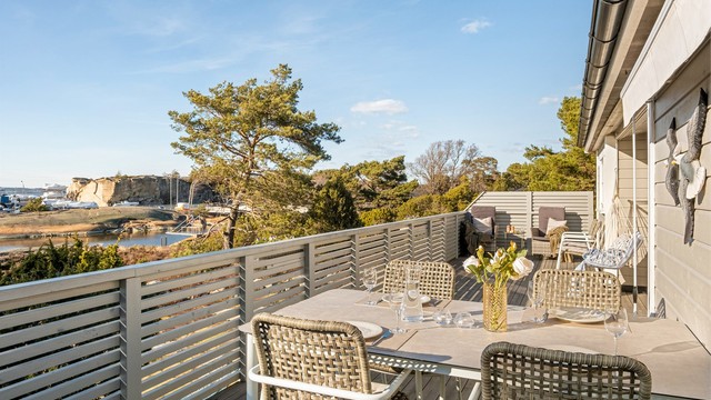 Sommerstid er kveldssolen på terrassen nærmest frem til den går ned i nord-vest. Med strandlinjen like nedenfor er du nærmest garantert duften av saltvann.