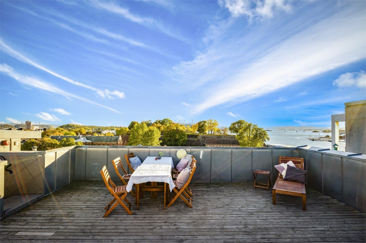 Det er en felles takterrasse med fantastisk utsikt mot sjøen, over Oslo sentrums tak og til bl.a. Ekebergåsen.