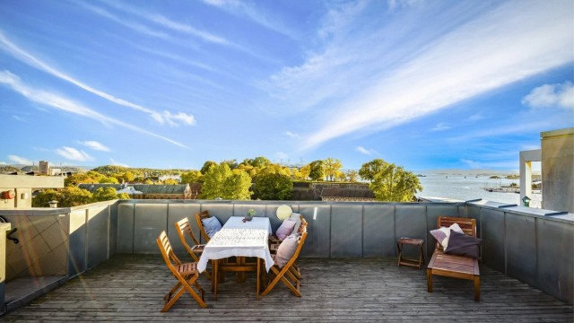 Det er en felles takterrasse med fantastisk utsikt mot sjøen, over Oslo sentrums tak og til bl.a. Ekebergåsen.