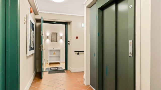 Heisen tar deg direkte opp til leilighetens etasje i 5. etasje. Kun få meter fra heisen til døren.