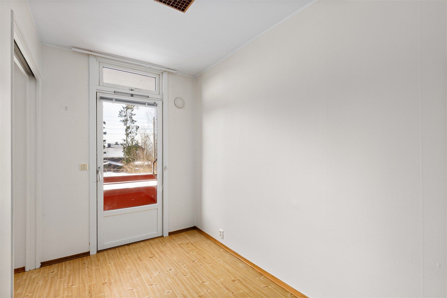 Soverom med plass til seng og arbeidspult