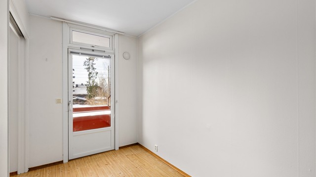 Soverom med plass til seng og arbeidspult