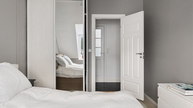 Hovedsoverommet har en romslig skyvedørsgarderobe for effektiv oppbevaring.