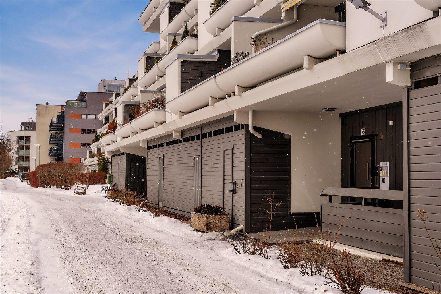 Attraktivt beliggende leilighet i byggets tredje etasje med flott sørvendt terrasse.