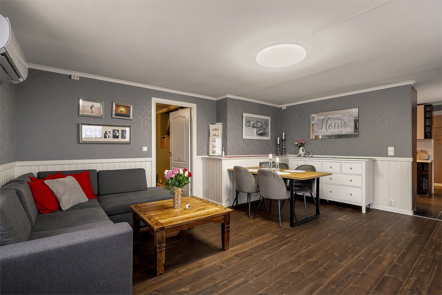 Stuen ligger mellom kjøkkenet og gjesterommet, og blir et naturlig samlingspunkt i leiligheten.