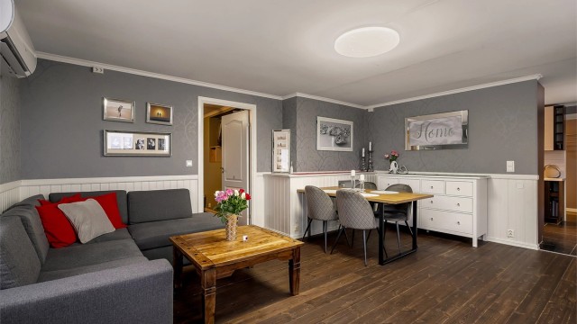 Stuen ligger mellom kjøkkenet og gjesterommet, og blir et naturlig samlingspunkt i leiligheten.