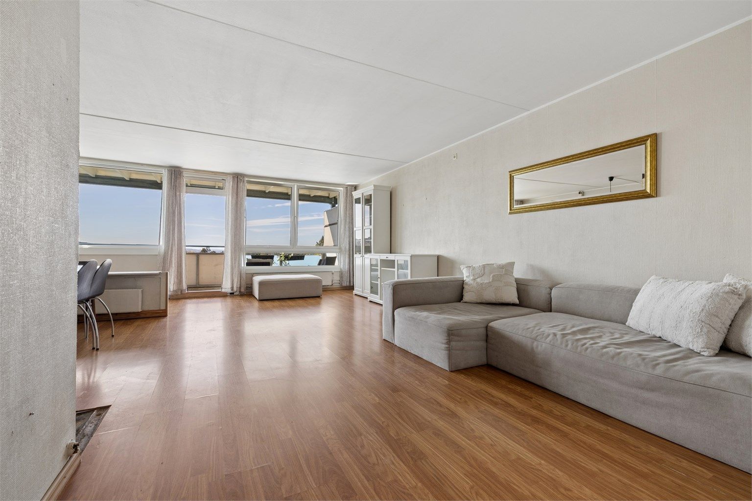 Stuen er leilighetens naturlige samlingspunkt, med god plass til både sofagruppe og spiseplass, og direkte utgang til balkongen.