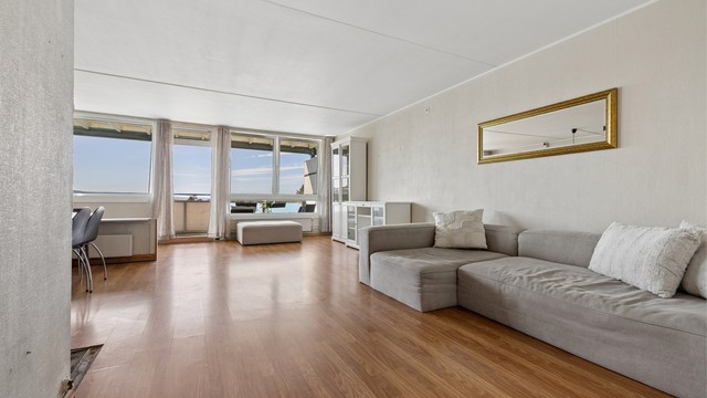 Stuen er leilighetens naturlige samlingspunkt, med god plass til både sofagruppe og spiseplass, og direkte utgang til balkongen.