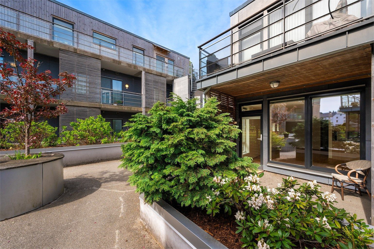 Koselig terrasse med pent opparbeidet fellesareal rundt