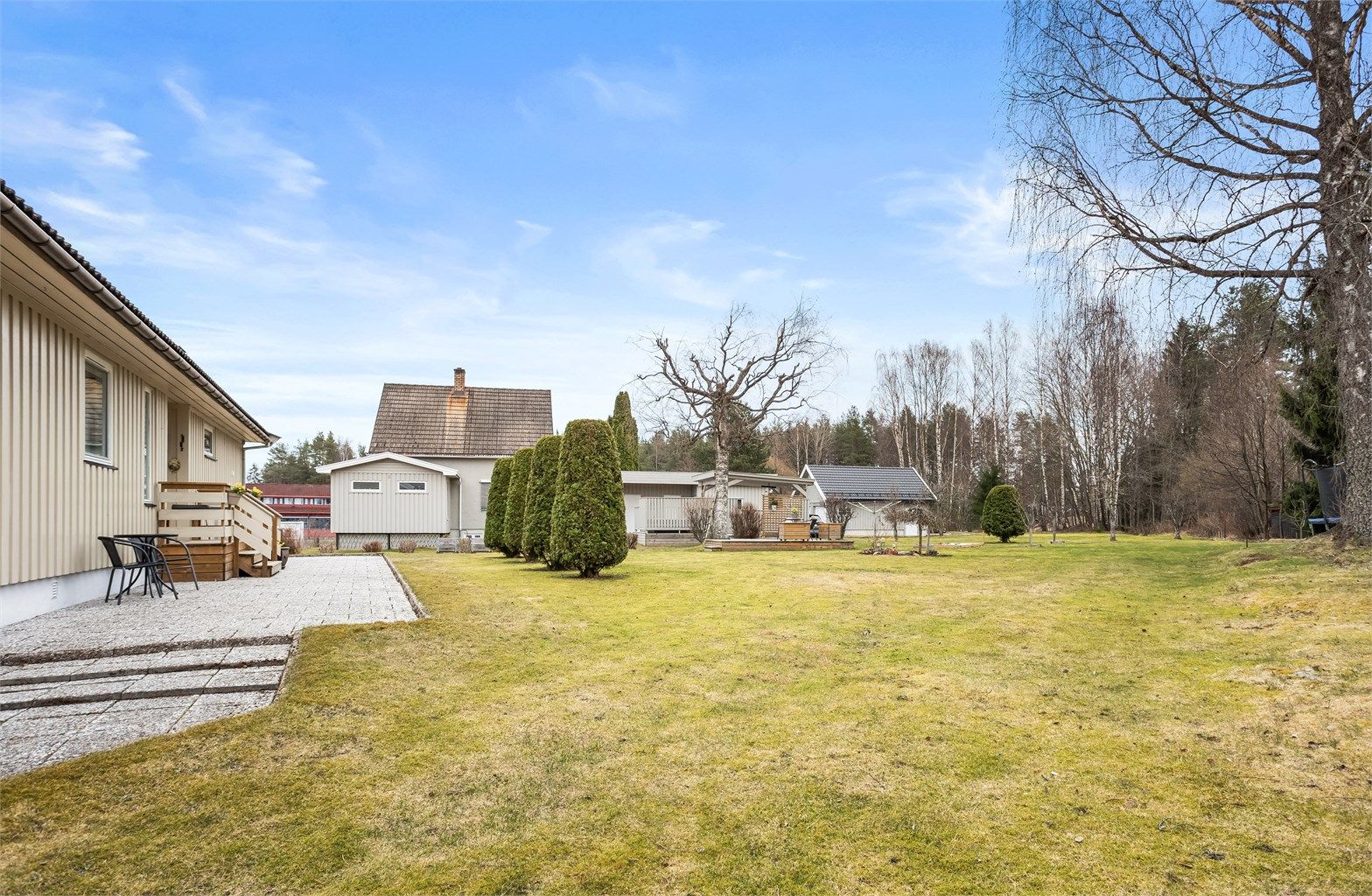 Stor hage med god plass for lek og aktiviteter.
