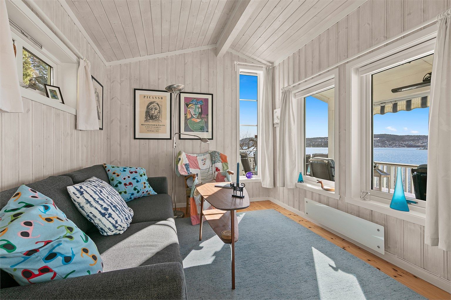 Her kan du sitte i sofaen og nyte utsikten utover fjorden og over til Brevik.