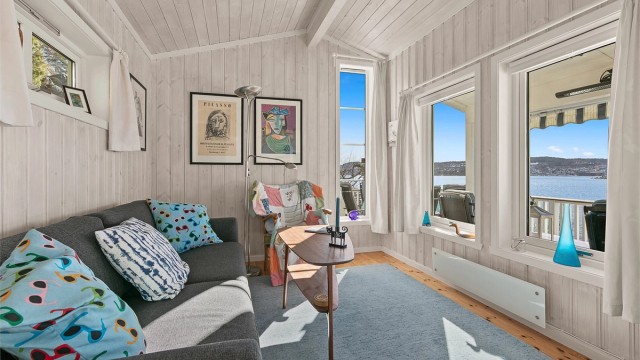 Her kan du sitte i sofaen og nyte utsikten utover fjorden og over til Brevik.