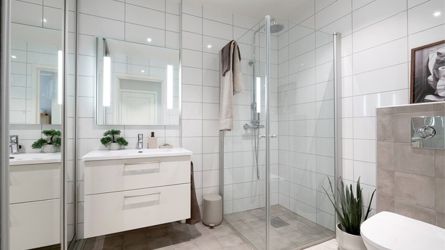 Flislagt bad med elektrisk gulvvarme og downlights i himlingen.