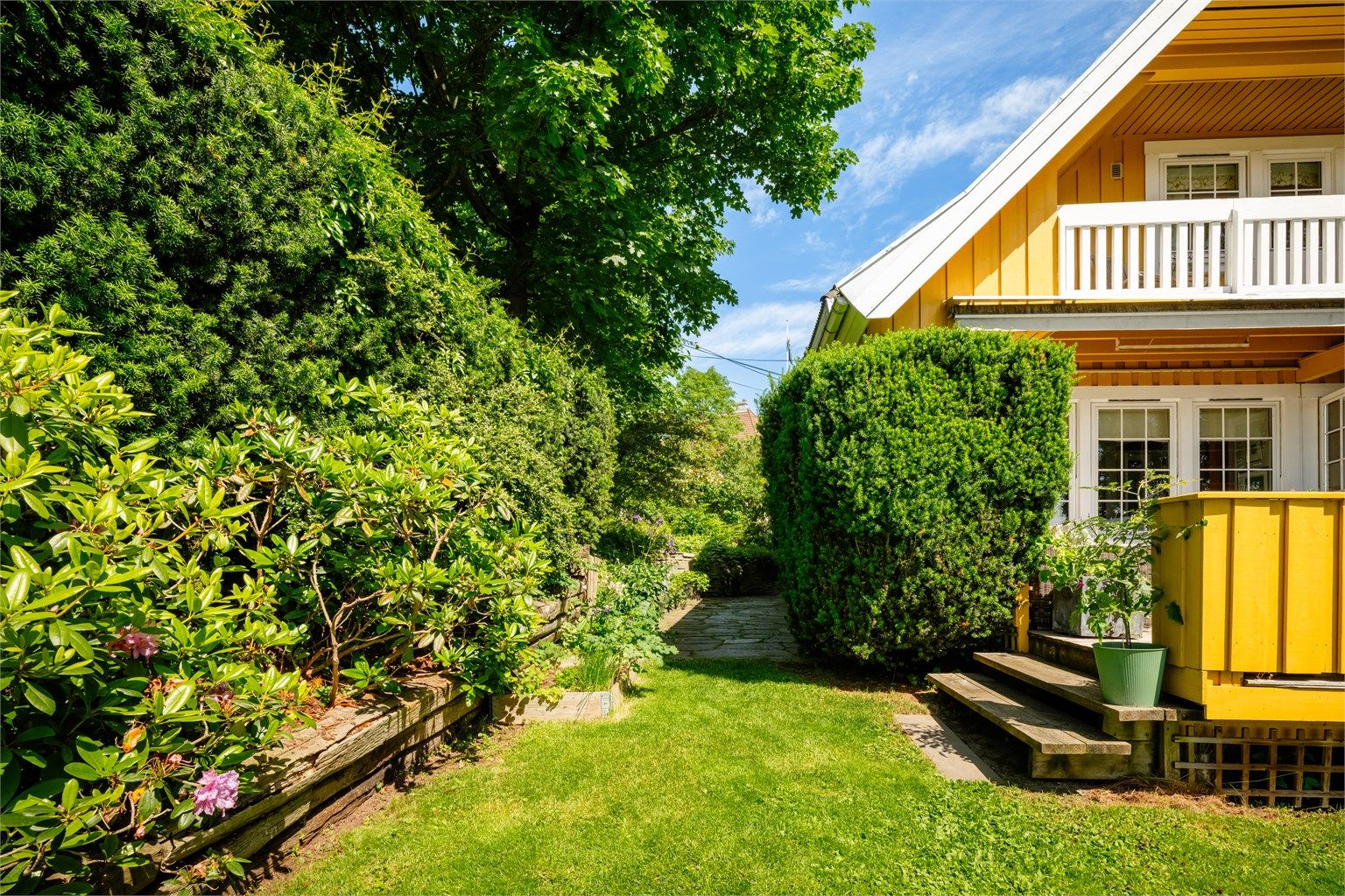 Uteplassen er perfekt for både avslapning og sosiale sammenkomster, og er en perfekt plass for barnelek og varme sommerdager. 

