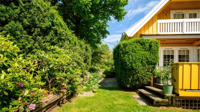 Uteplassen er perfekt for både avslapning og sosiale sammenkomster, og er en perfekt plass for barnelek og varme sommerdager.