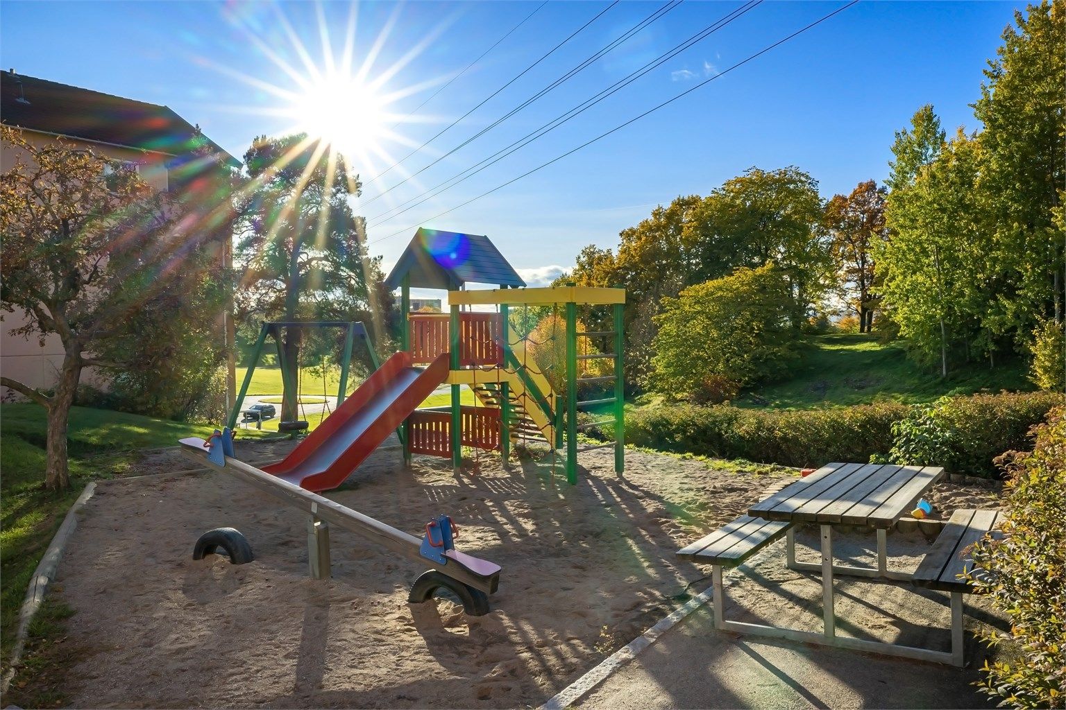 Borettslaget har to bilfrie tun med lekeplass og benker