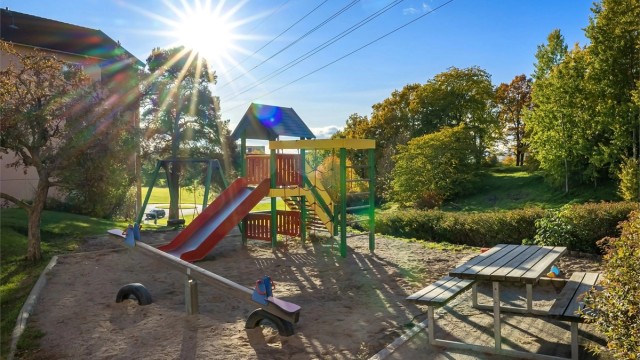 Borettslaget har to bilfrie tun med lekeplass og benker